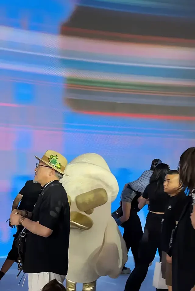 赵子琪小女儿秀场2次晕倒,一旁亲姐被指太冷漠 - 8