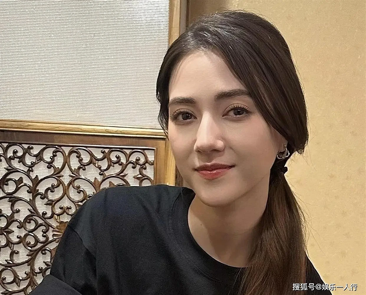 霍启山10年前把娜然介绍给房祖名，如今新郎竟... - 2