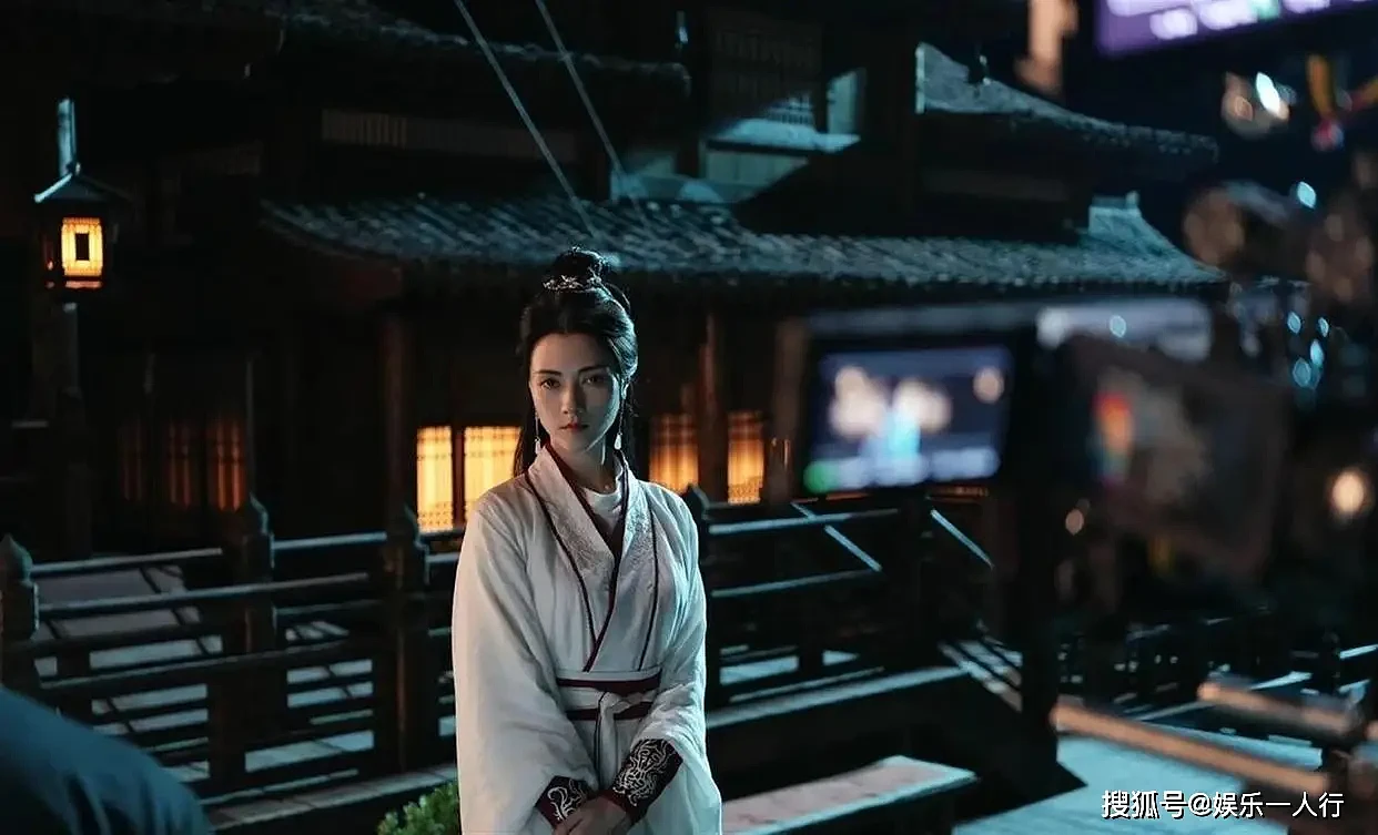 霍启山10年前把娜然介绍给房祖名，如今新郎竟... - 16