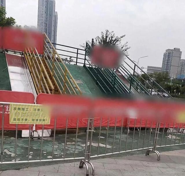 “爸爸我的手指没了” 安徽2岁女童坐滑梯夹断小拇指，辗转三地连夜接指（组图） - 1