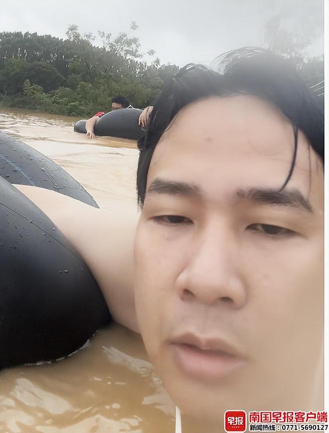 洪水围村庄父母失联，广西小伙买轮胎游4小时寻回双亲（组图） - 1