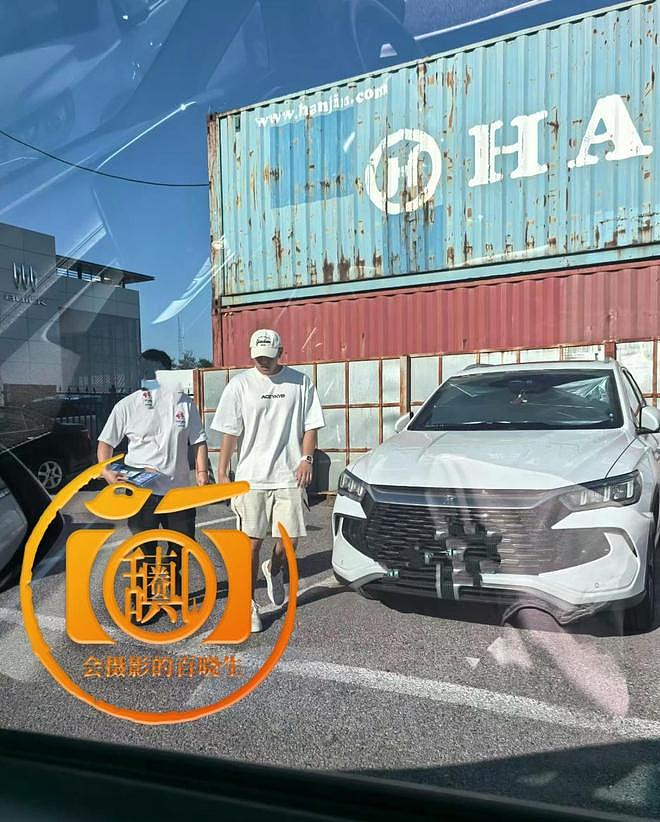 被警方通报后！黄子韬现身车管所（组图） - 1