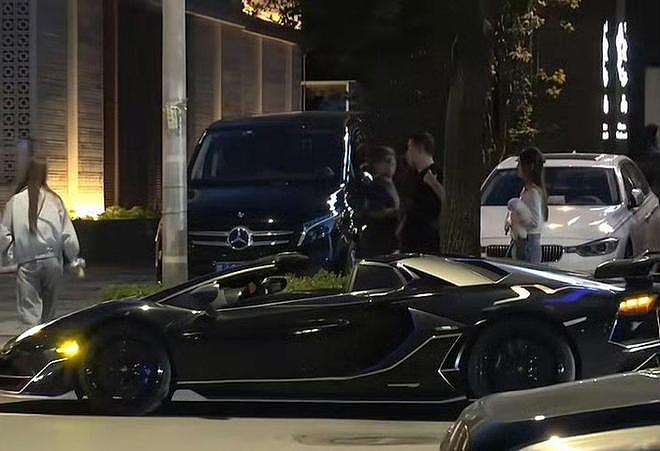 被警方通报后！黄子韬现身车管所（组图） - 4