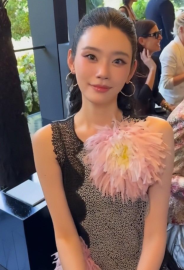 巴黎大秀:女星胸部下垂、副乳突出、上下身真空上阵,露的好辣眼 - 8