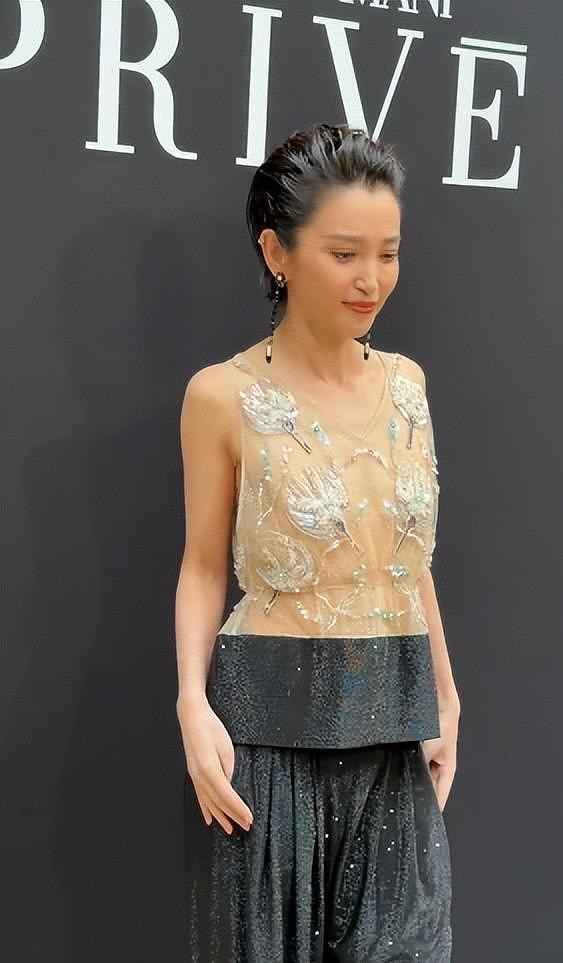巴黎大秀:女星胸部下垂、副乳突出、上下身真空上阵,露的好辣眼 - 10