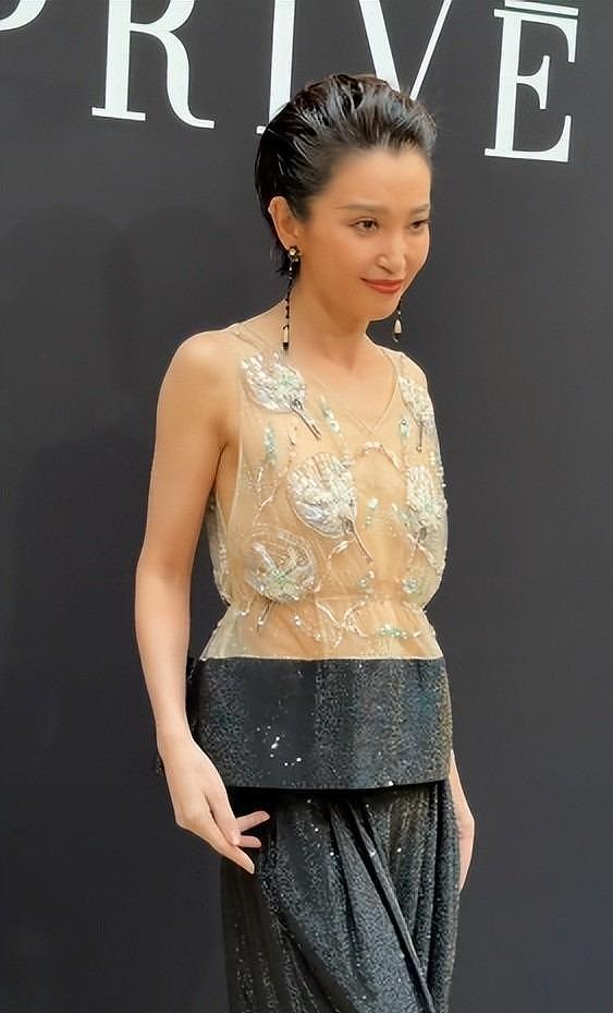 巴黎大秀:女星胸部下垂、副乳突出、上下身真空上阵,露的好辣眼 - 11