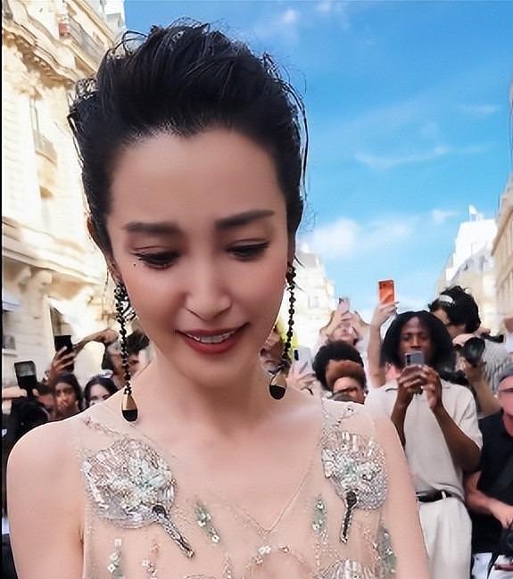 巴黎大秀:女星胸部下垂、副乳突出、上下身真空上阵,露的好辣眼 - 12
