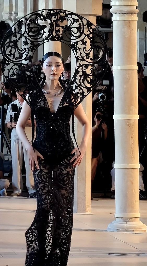 巴黎大秀:女星胸部下垂、副乳突出、上下身真空上阵,露的好辣眼 - 32