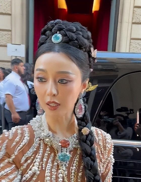巴黎大秀:女星胸部下垂、副乳突出、上下身真空上阵,露的好辣眼 - 39