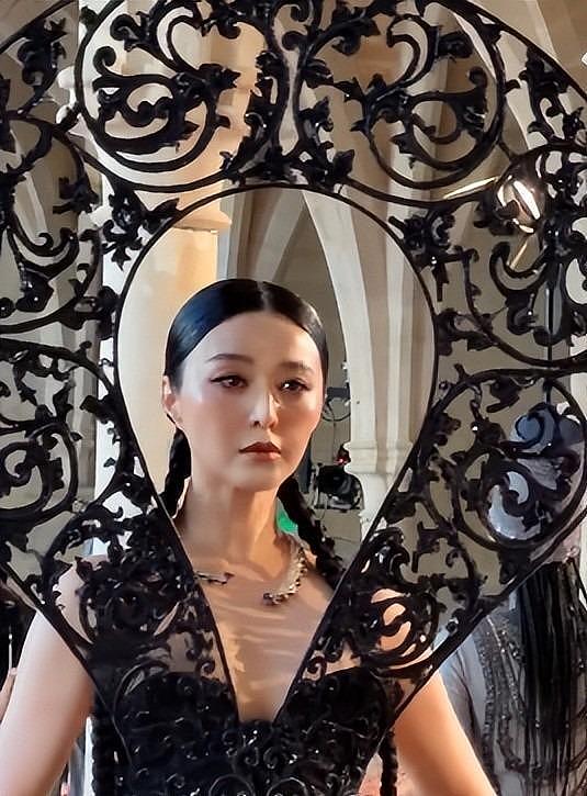 巴黎大秀:女星胸部下垂、副乳突出、上下身真空上阵,露的好辣眼 - 40