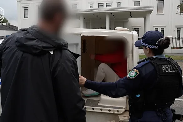 澳警方攻破黑帮加密手机网络!深夜突袭多地民宅,缴获大量设备和现金,3人被捕(组图) - 2