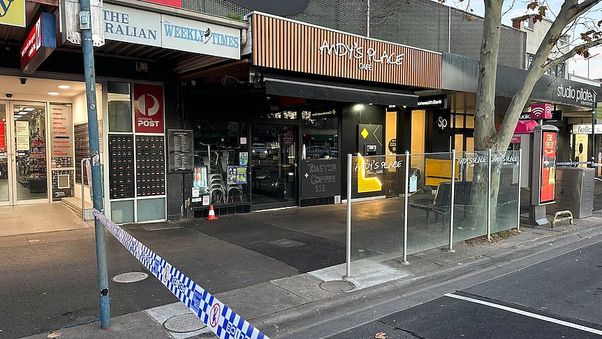 澳咖啡馆深夜遭开枪扫射!2人被捕,店主直呼可怕(组图) - 1