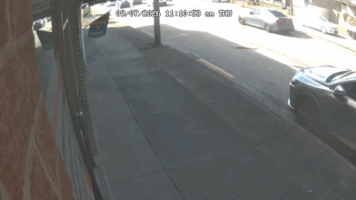 悉尼街头发生可怕车祸!汽车失控冲进餐厅,桌椅齐飞,店主被吓坏(图) - 1