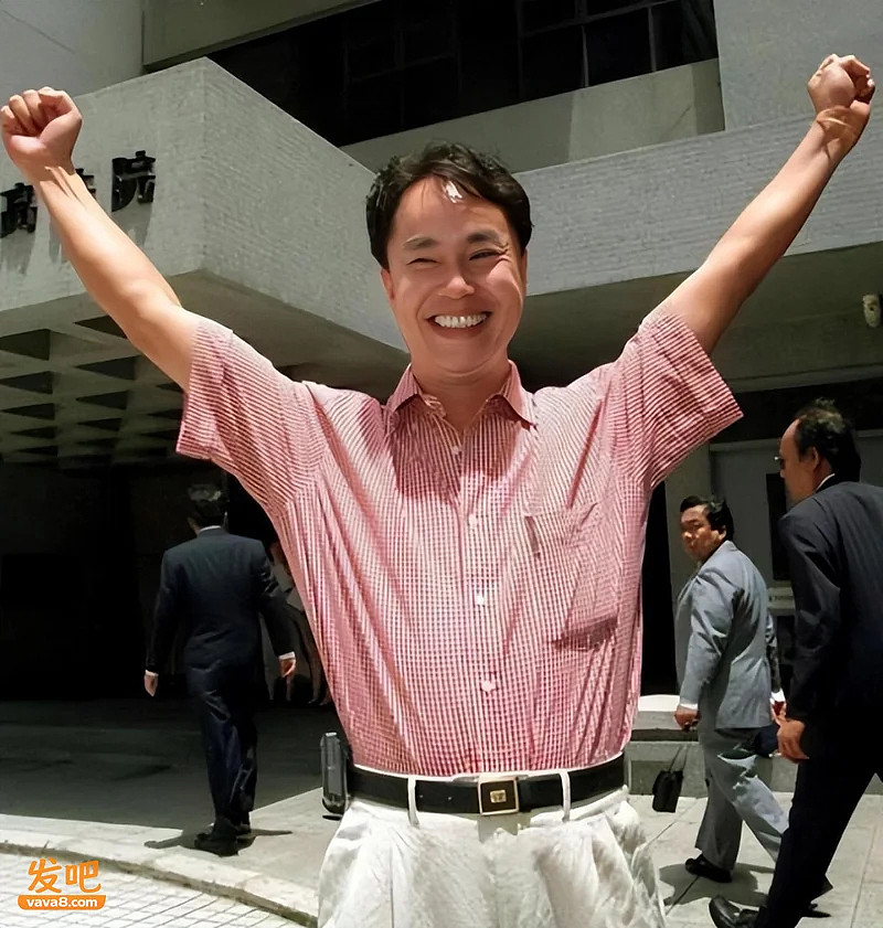 香港黑帮老大带女友工地卖盒饭被抓引热议(组图) - 7