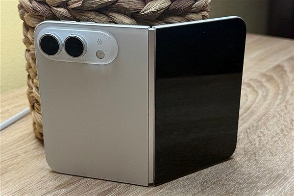 苹果首款折叠屏iPhone Ultra包装盒曝光！富士康紧急招工赶订单（组图） - 2