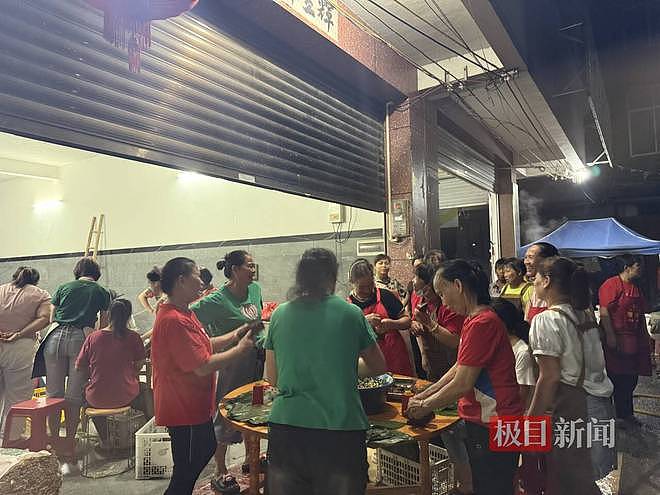 广西女子煮2200个粽子送灾区，陌生人纷纷出手相助！“听说不要钱，眼泪一下就出来了”（组图） - 2