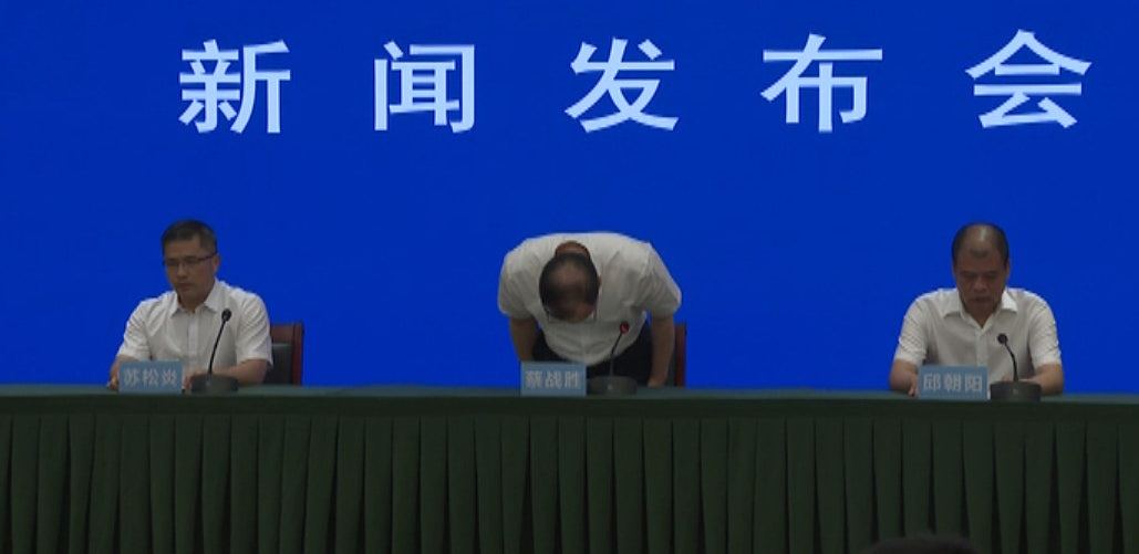 福建鞋厂大火致28死!泉州市长鞠躬道歉,消防:易燃物多致建筑立体燃烧(组图) - 1