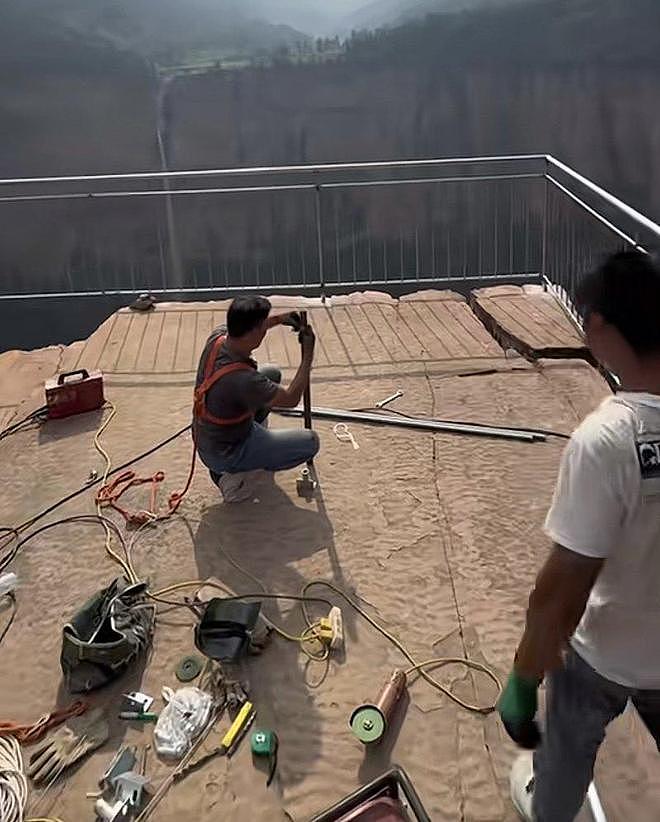 南太行网红观景台装护栏被指“煞风景”，当地：近期连发坠崖惨剧，为安全装护栏 - 1