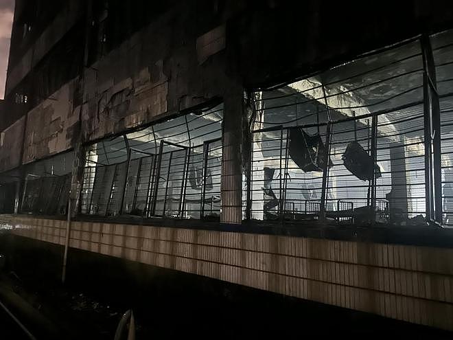 直击福建晋江鞋厂火灾现场：救援基本结束，火场勘验人员入场 - 2
