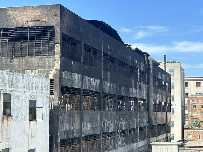直击福建晋江鞋厂火灾现场：救援基本结束，火场勘验人员入场 - 4