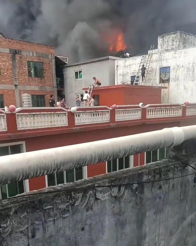 直击福建晋江鞋厂火灾现场：救援基本结束，火场勘验人员入场 - 11