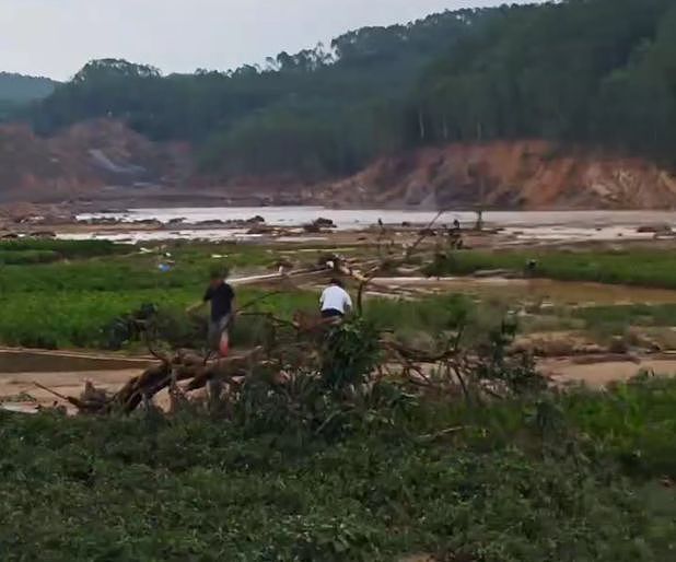 实探广西六蓝水库“孤岛村”：道路中断，村民称淤泥淹到大腿，另有村民称两名亲戚被冲走，已找到一具遗体 - 6