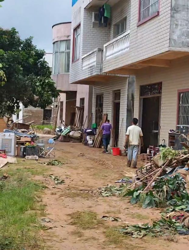 实探广西六蓝水库“孤岛村”：道路中断，村民称淤泥淹到大腿，另有村民称两名亲戚被冲走，已找到一具遗体 - 8