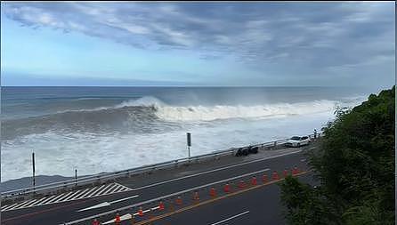 台风“巴威”逼近台湾，近海浪高达7.2米，多地停班停课，台北居民：街上见不到什么人，公交车也停了 - 1