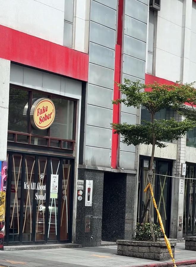台风“巴威”逼近台湾，近海浪高达7.2米，多地停班停课，台北居民：街上见不到什么人，公交车也停了 - 3