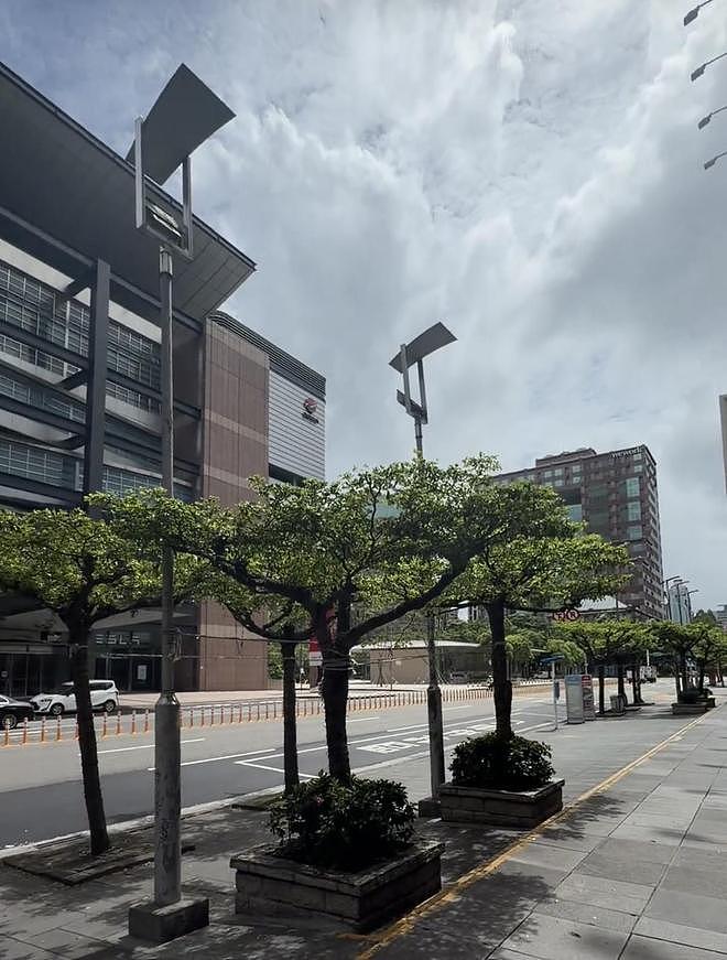 台风“巴威”逼近台湾，近海浪高达7.2米，多地停班停课，台北居民：街上见不到什么人，公交车也停了 - 4