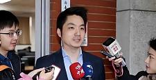蒋万安被当面问懵：你连中国人都不认，凭啥张罗把两蒋灵柩迁回大陆？