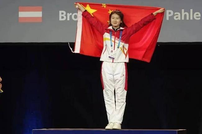 从工厂女工到世界冠军,中国00后女孩逆袭成人生赢家 - 1