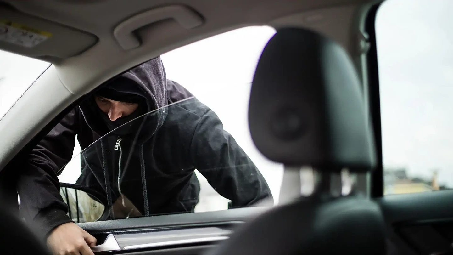 澳洲偷车贼盯上热车车主,离车30秒就被盗!乱热车还可能被罚款... - 1