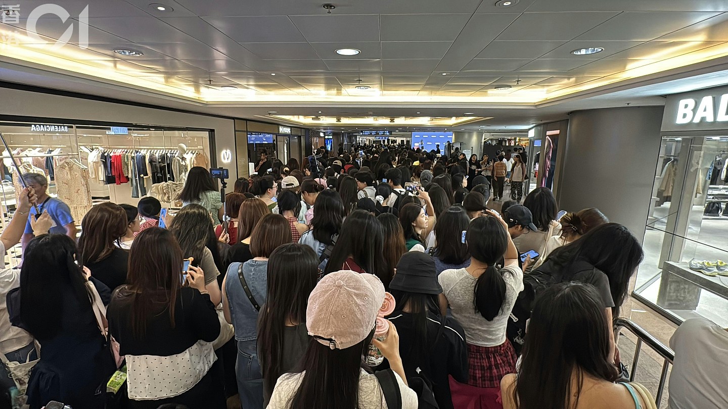 韩国男星来港引爆粉丝通宵排队!现场疑有人失禁,需喷雾除臭(组图) - 4