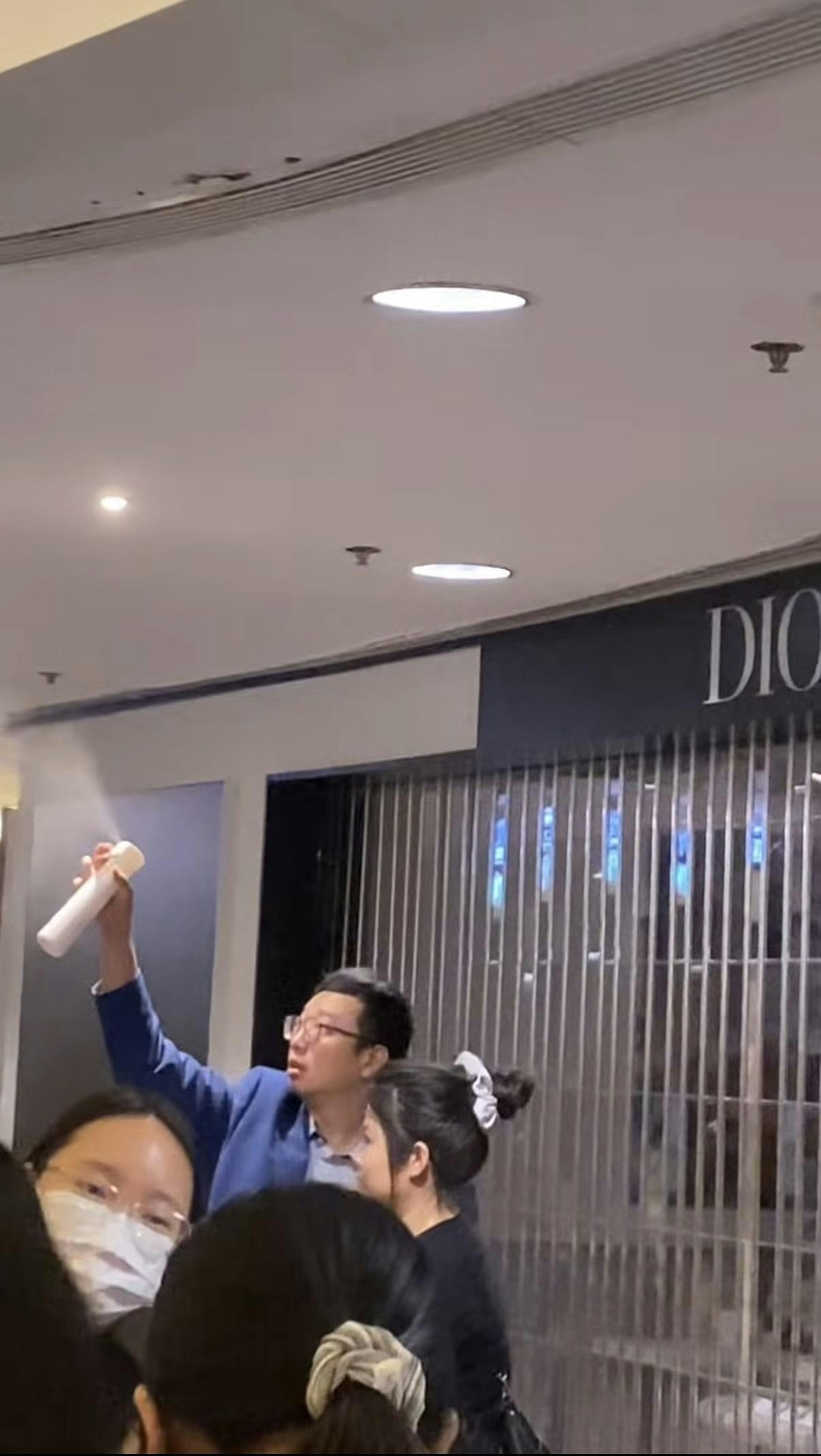 韩国男星来港引爆粉丝通宵排队!现场疑有人失禁,需喷雾除臭(组图) - 8