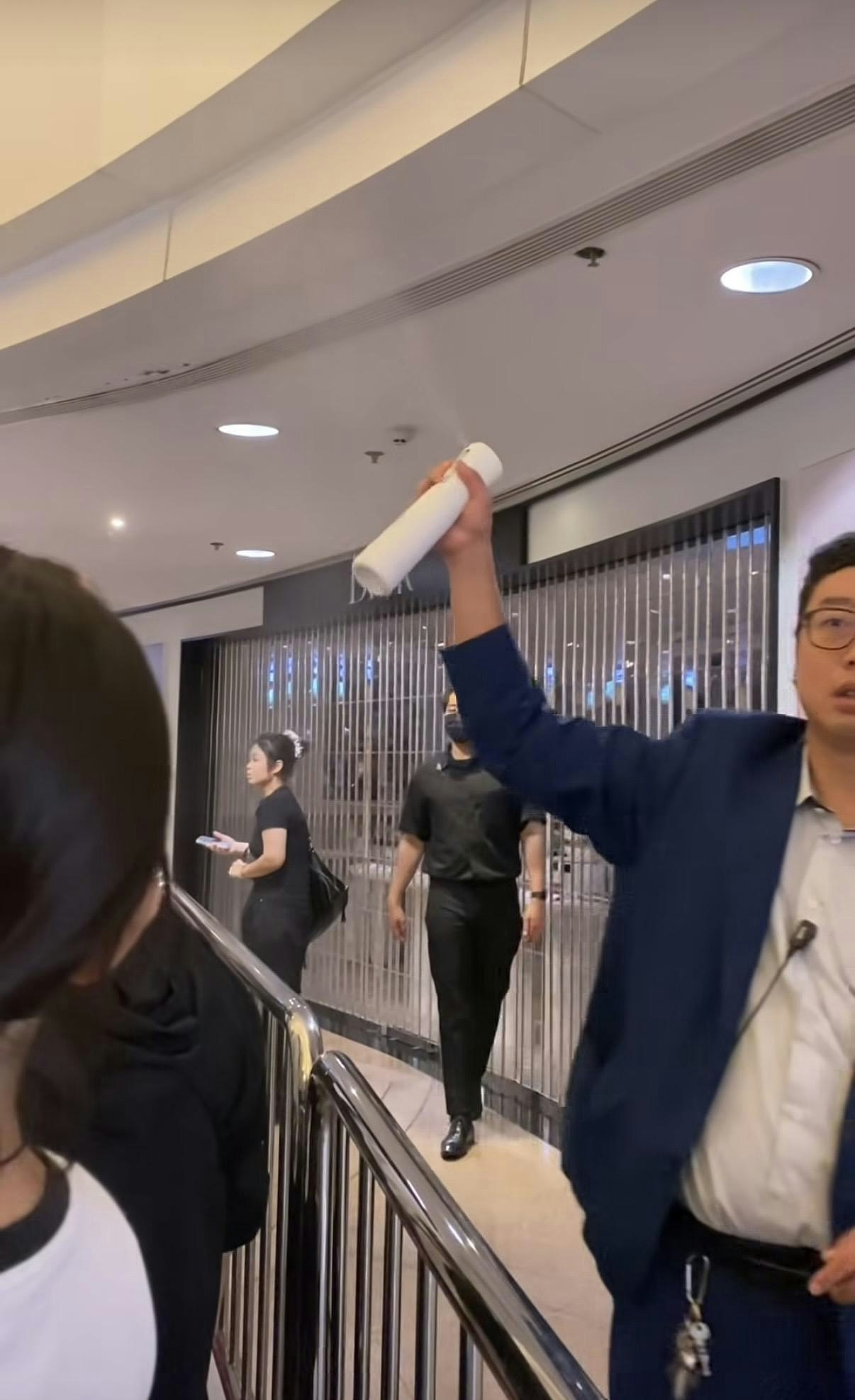 韩国男星来港引爆粉丝通宵排队!现场疑有人失禁,需喷雾除臭(组图) - 9