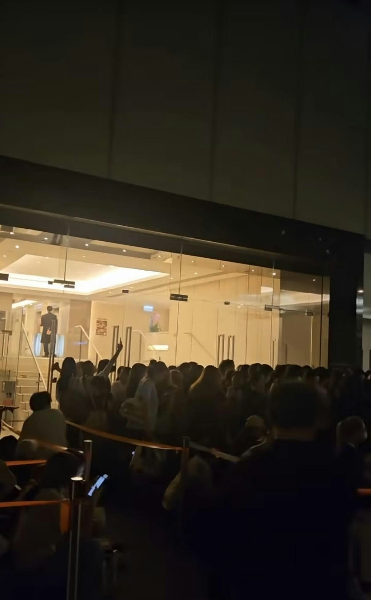 韩国男星来港引爆粉丝通宵排队!现场疑有人失禁,需喷雾除臭(组图) - 11