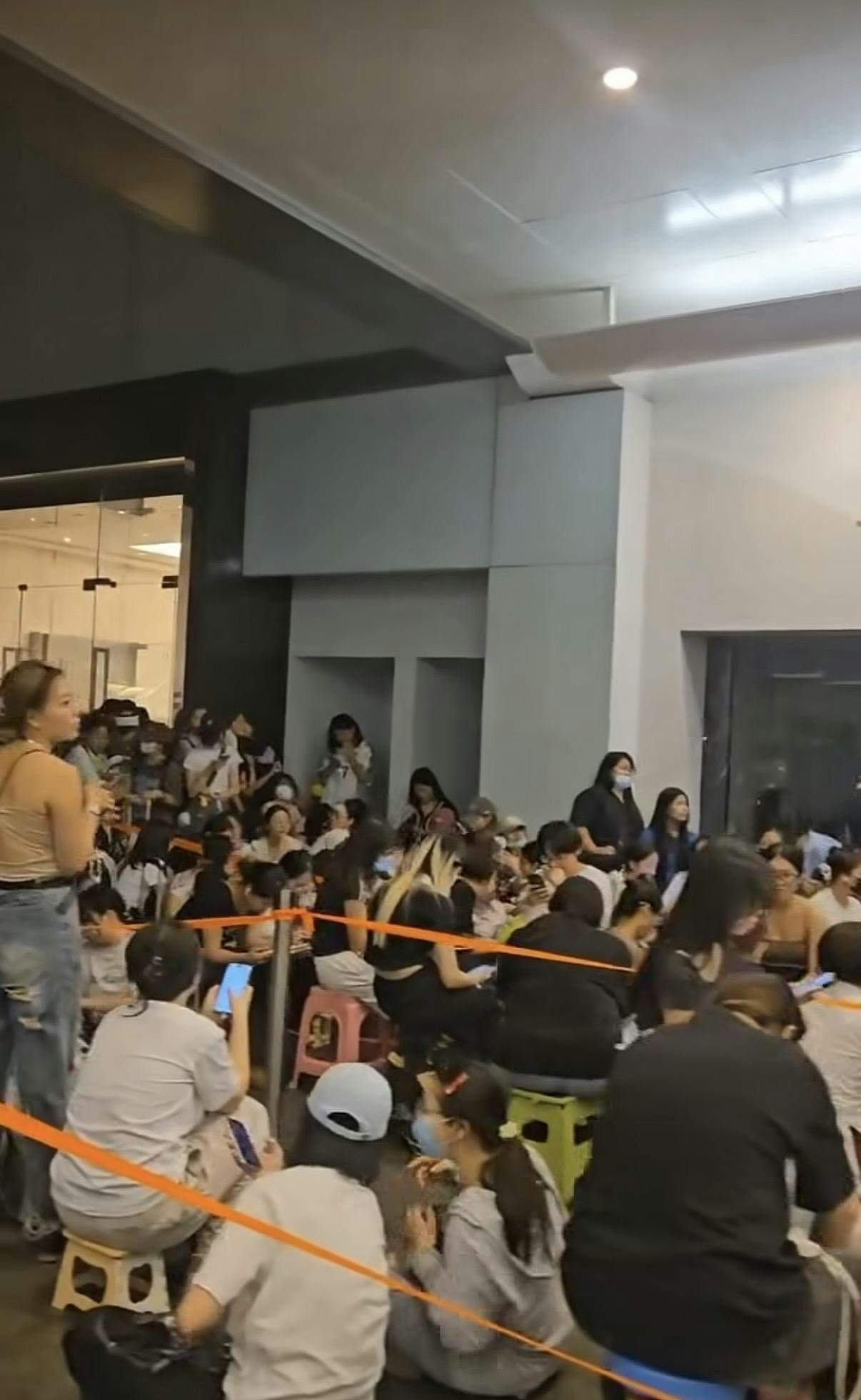 韩国男星来港引爆粉丝通宵排队!现场疑有人失禁,需喷雾除臭(组图) - 12
