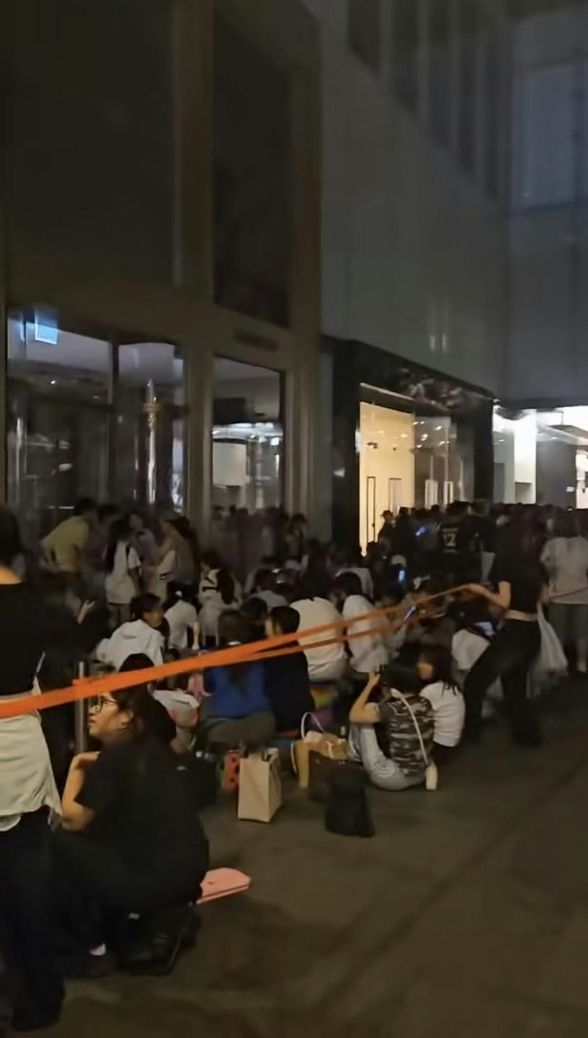 韩国男星来港引爆粉丝通宵排队!现场疑有人失禁,需喷雾除臭(组图) - 13