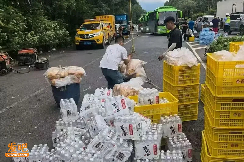 中国无人机飞手云集广西,吊运被困村民(组图) - 1