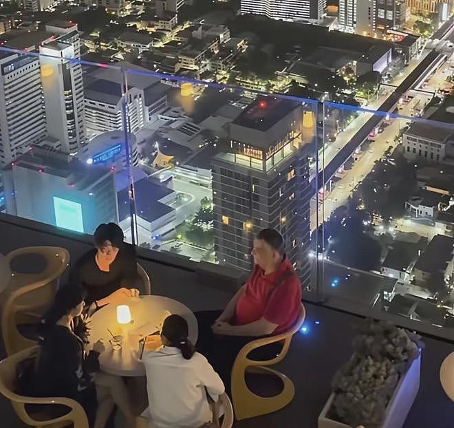 Lisa新男友曝光,是有着泰国第一帅之称的小蓝,Lisa带男友见父母 - 1