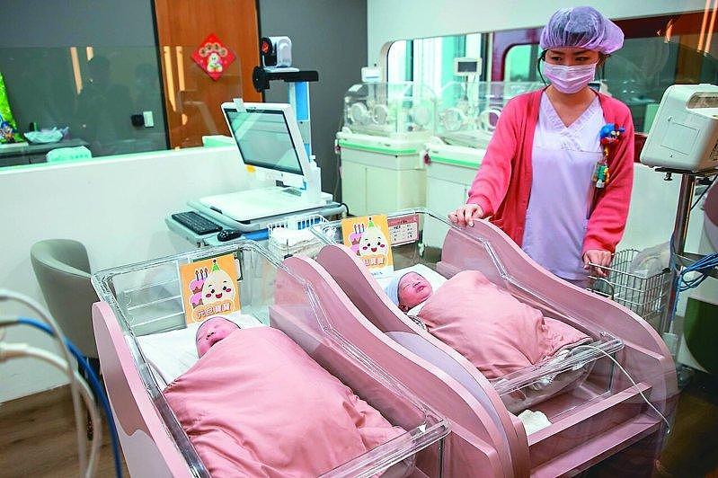 台人口连30个月负成长，专家：补助难救生育率 - 1