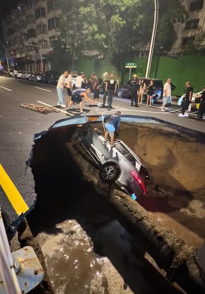 张家口一路面深夜塌陷致3车坠落，当地通报：1死1轻微伤 - 1