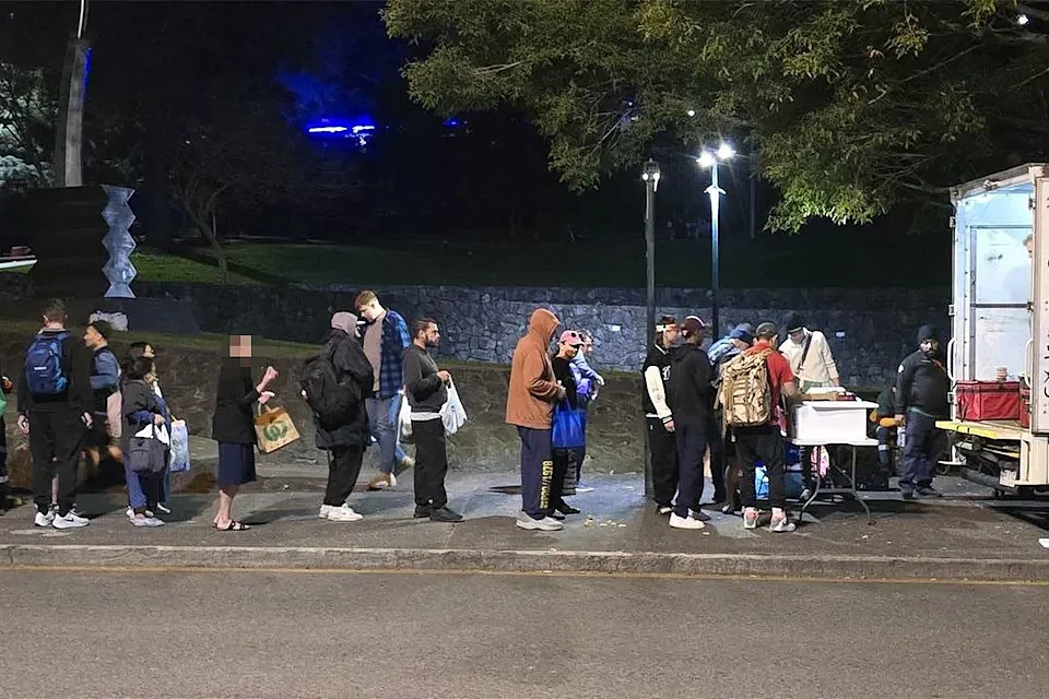 生活危机加剧!澳多地民众冒严寒排队领食物,有人3天没吃饭(组图) - 2