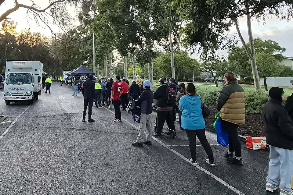 生活危机加剧!澳多地民众冒严寒排队领食物,有人3天没吃饭(组图) - 3
