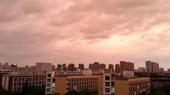 台风“巴威”来袭:沪杭粉紫天空刷屏,极端暴雨洪涝预警升级 - 3