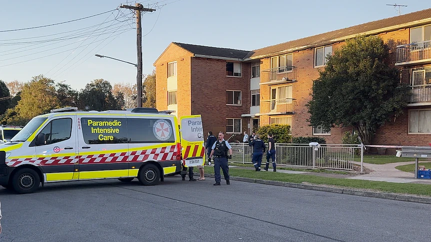 新州公寓发生捅人案!1人被刺身亡,警方搜查现场,吁知情者提供线索(组图) - 1