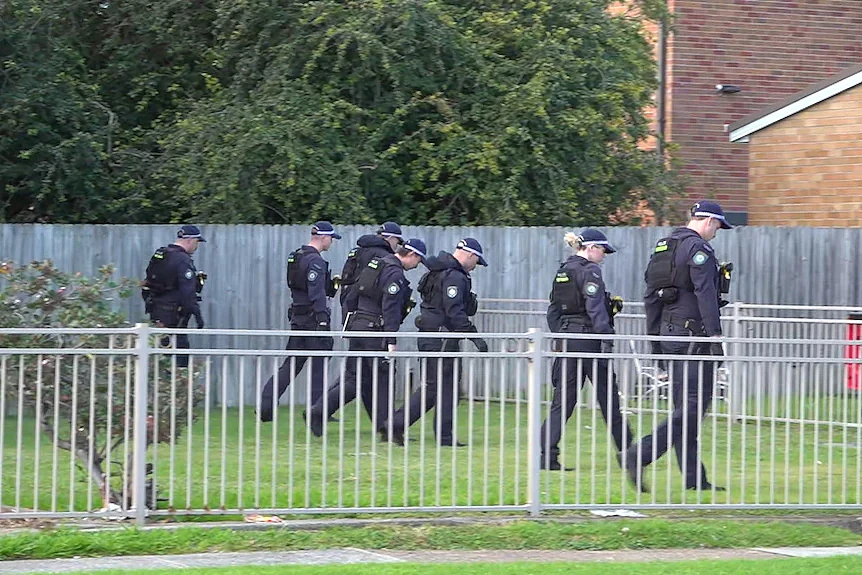 新州公寓发生捅人案!1人被刺身亡,警方搜查现场,吁知情者提供线索(组图) - 2