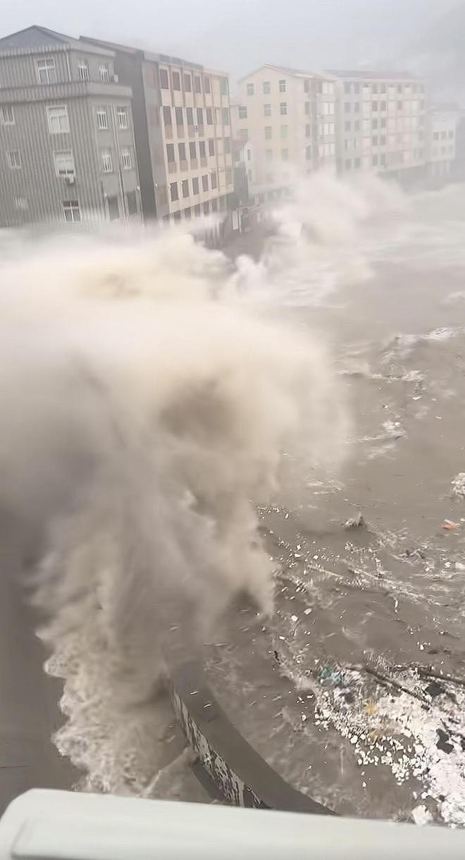 台风“巴威”两次登陆浙江，有海边居民称巨浪达4层楼高，京沪、沪蓉等多趟列车临时停运 - 1