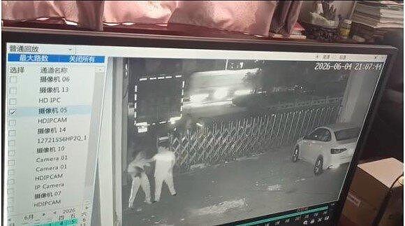 祸起同桌送的2张画…山东15岁男遭同学围殴致腰椎骨折 - 1